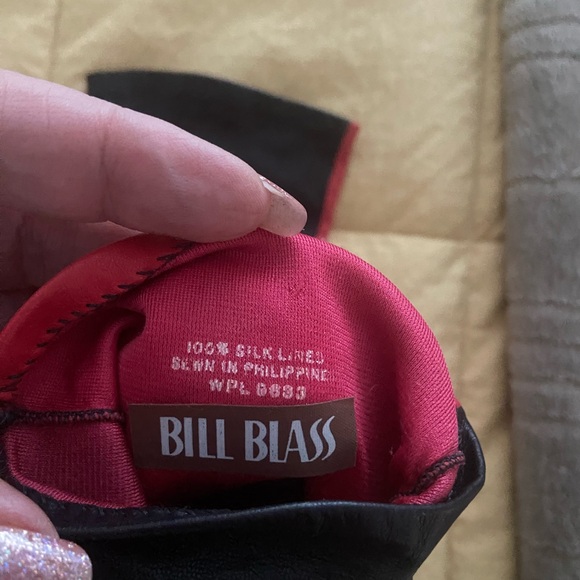 Bill Blass LEATHER Gloves with Vibrant Red Silk Lining. Stylish and classy - Picture 3 of 4